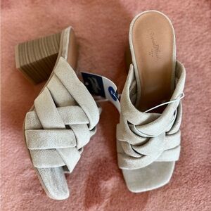NWT! Universal Thread sandals